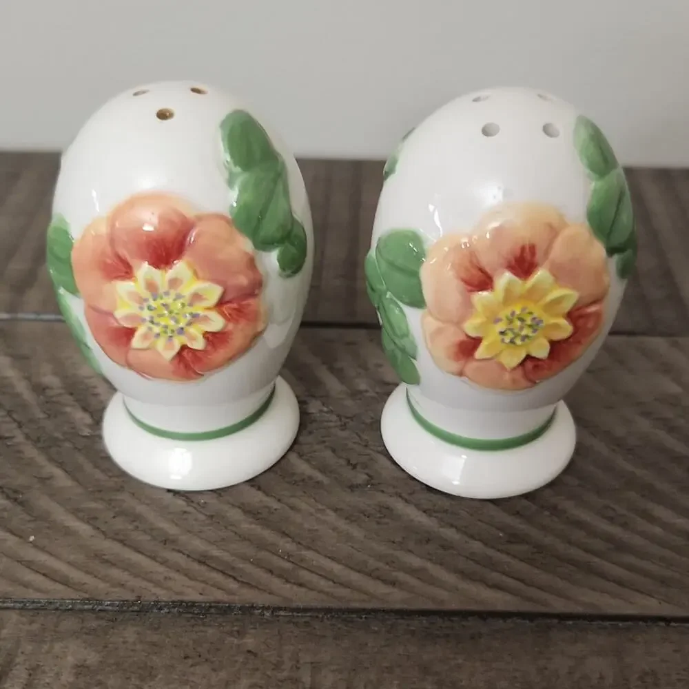 Pfaltzgraff Dahlia sculpted salt and pepper shakers floral